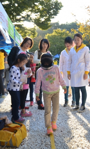 12일 은하축제에서의 동명대 부스 장면2