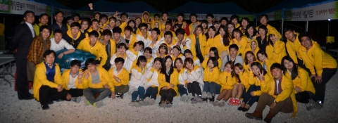 12일 은하축제에서의 동명대 부스운영인력 단체 촬영장면