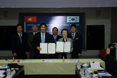 성남시청소년육성재단은 성남시와 베트남 양국 청소년들의 활발한 국제교류를 위해 베트남 탱화성 청소년 연맹과 업무협약을 체결했다.