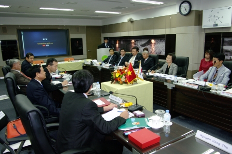 업무협약에 앞서 간담회를 진행 중인 성남시청소년육성재단과 베트남 탱화성 청소년 연맹 관계자들