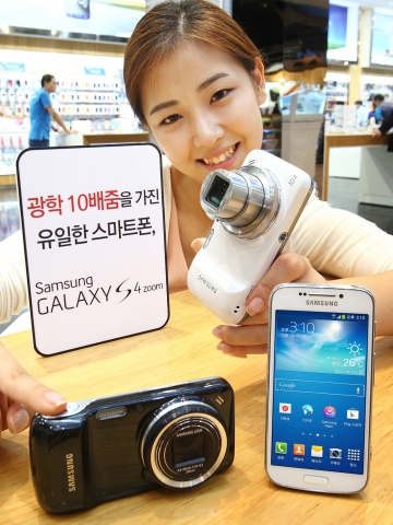 삼성전자가 세계 최초로 광학 10배줌 기능을 갖고 있는 LTE 스마트폰 갤럭시 S4 줌(GALAXY S4 zoom)을 국내 시장에 출시한다. 사진은 삼성전자 모델이 서울 서초동 딜라이트숍에서 신제품 갤럭시 라운드를 소개하는 모습.