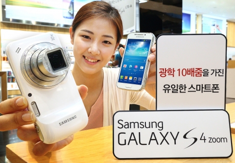 삼성전자가 세계 최초로 광학 10배줌 기능을 갖고 있는 LTE 스마트폰 갤럭시 S4 줌(GALAXY S4 zoom)을 국내 시장에 출시한다. 사진은 삼성전자 모델이 서울 서초동 딜라이트숍에서 신제품 갤럭시 라운드를 소개하는 모습.