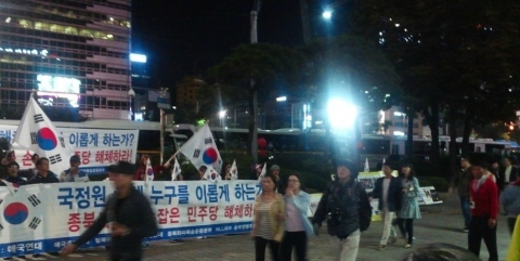 애국주의연대가 12일 (토) 오후 7시 광화문 동아일보 사옥앞에서 청계광장에 모인 국정원 규탄 촛불집회에 맞서 국정원 해체 반대 및 종북촛불 규탄 기자회견을 개최하고 있다.