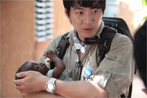 배우 송일국이 2012년 7월 초록우산 어린이재단과 함께 아프리카 부르키나파소에서 봉사활동을 하고 있다.