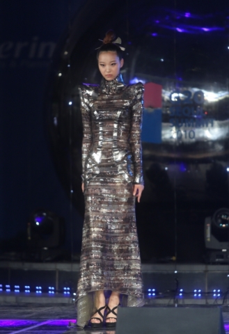 소흥 금란합 의류 액세서리 디자인 유한공사는 서울 강남구청의 초청으로 중국 경방성을 대표해 올해 한국 강남 패션 패스티벌에 참가했다.