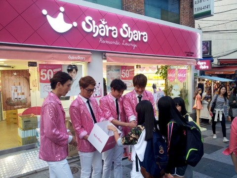 샤라샤라가 브랜드데이 샤랄라 데이를 맞아 특별 거리 이벤트를 진행했다.