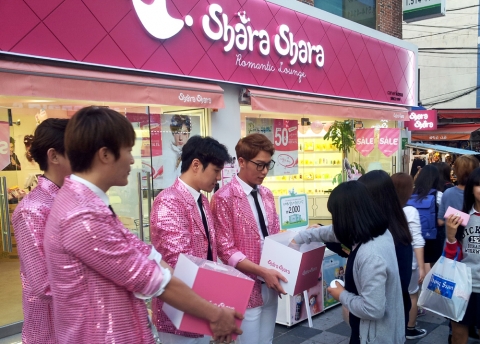 샤라샤라가 브랜드데이 샤랄라 데이를 맞아 특별 거리 이벤트를 진행했다.