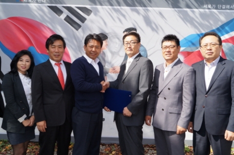 왼쪽으로부터 3번째 이찬석 위원장, 4번째 장용수 회장