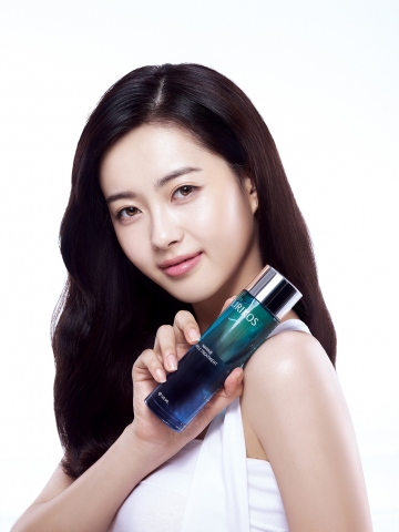 모델 고아라가 리리코스 마린 트리플 트리트먼트를 소개하고 있다.