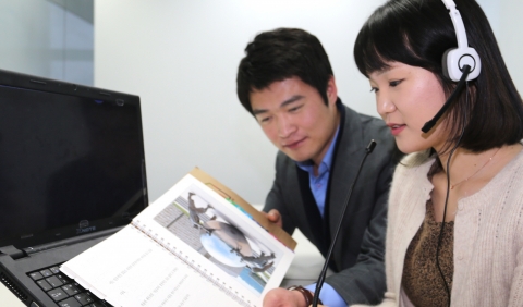 LG유플러스 임직원이 도서를 녹음하고 있는 모습