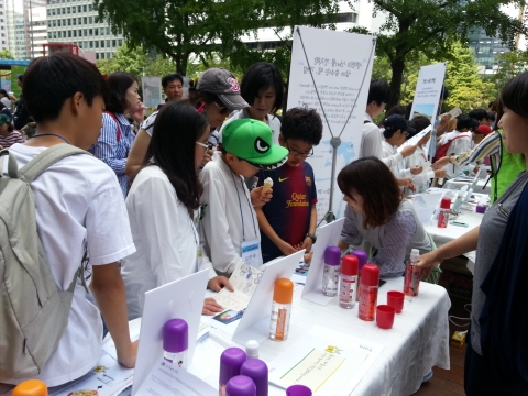 환경부 에코맘장터에서 에코리더인 어린이 들이 몸에좋은 물 마시기에 대해 설명을 듣고 있다.