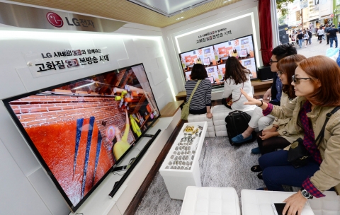 고객들이 LG 시네마3D 이동 체험관에서 생생한 3D 영상을 즐기고 있다.