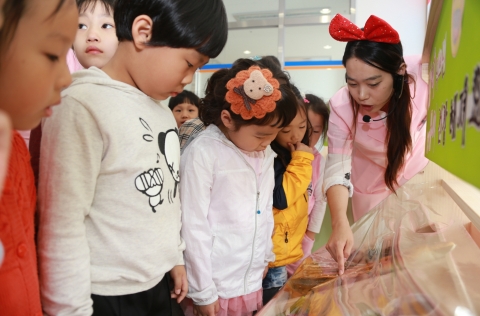 군산대학교가 수탁운영하는 군산시어린이급식관리지원센터가 어린이 특별 이벤트 튼튼나라로의 체험여행을 진행하였다.