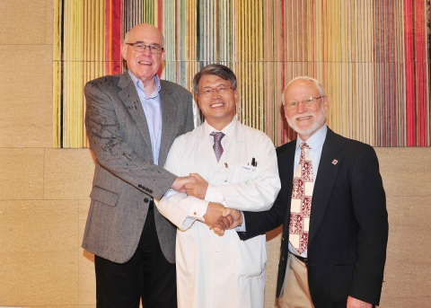 지난 1969년 미국 평화봉사단원으로 건국대에서 봉사했던 스탠리 허드슨(68, Stanley G. Hudson)미 하버드대 공중보건대학원 부학장이 15일 오전 한국을 떠난 지 43