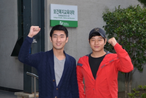 부산시청소년자원봉사대축제 수상 대상자, 왼쪽부터 동명대 사회복지학과 학생 강윤빈, 황원도 씨