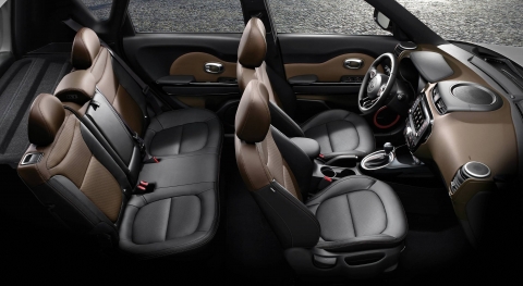 기아자동차가 22일(화) 출시 예정인 올 뉴 쏘울의 내장을 오늘 공개했다. 올 뉴 쏘울의 내장은 개성적인 요소를 유지하면서도 디테일을 살리고, 안락함과 편의성까지 갖춰 스타일과 품