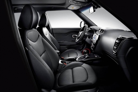 기아자동차가 22일(화) 출시 예정인 올 뉴 쏘울의 내장을 오늘 공개했다. 올 뉴 쏘울의 내장은 개성적인 요소를 유지하면서도 디테일을 살리고, 안락함과 편의성까지 갖춰 스타일과 품