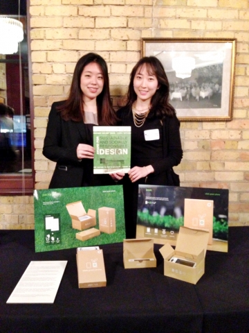 사진은 KT의 디자인 담당 직원이 수상작에게 부여되는 인증서를 들고 기념사진 촬영을 하는 모습