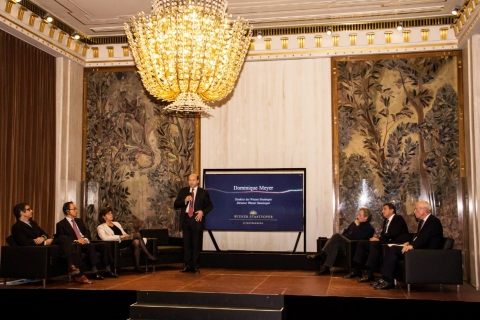 지난 15일(현지시간), 오스트리아 비엔나 국립 오페라하우스에서 도미니크 마이어 오페라하우스 관장이 ‘비엔나 오페라하우스 앱’을 소개하고 있다.