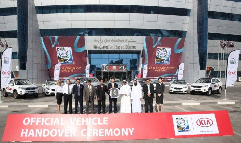 사진은 기아차와 2013 FIFA 청소년 월드컵 조직위원회 관계자들이 대회 공식차량 전달식 후 기념 사진을 촬영하고 있는 모습. (사진 왼쪽부터 앙카 마라즈(Anka Malarz)