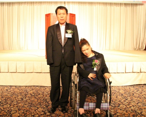 17열 열린 2013 전국중증장애인배우자초청대회에서 장한배우자상을  수상한 채찬병  씨와 그의 아내 전순복 씨.