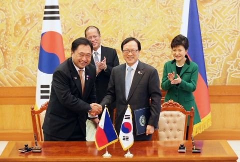 김용환 수출입은행장(사진 오른쪽)과 세사르 푸리시마(Mr. Cesar V. Purisima) 필리핀 재무부 장관(사진 왼쪽)이 17일 청와대에서 박근혜 대통령과 베니그노 아키노(B