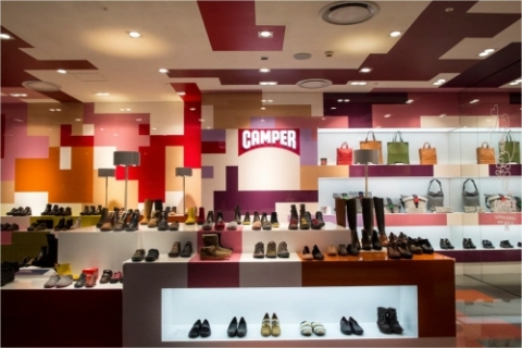 캠퍼(CAMPER)는 신세계백화점 본점 신관 5층 리뉴얼 오픈과 함께 국내의 두 번째 투게더 스토어를 오픈한다고 밝혔다.