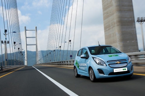 한국지엠주식회사가 순수 전기차 쉐보레 스파크EV(Chevrolet Spark Electric Vehicle)의 본격적인 국내 판매에 돌입한다.