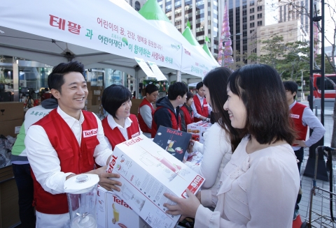 10월 22일, 동아일보사 앞에서 진행된 ‘테팔 결식아동을 위한 사랑 나눔 바자회’에 테팔 임직원들과 가수 알렉스가 직접 참여해 바자회 제품을 판매하고 있다.