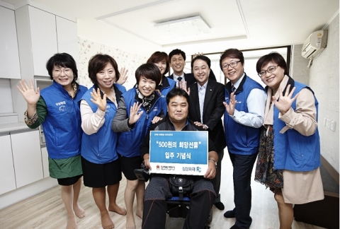 500원의 희망선물 181호로 선정된 가정(사진 중앙)이 라운딩에 참가한 수원지역단 RC들과 환하게 웃고 있다.