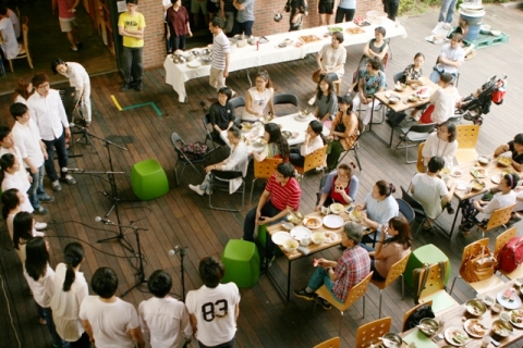 서울시립청소년직업체험센터는 10월 25일(금)부터 10월 27일(일)까지 3일간 하자센터 전관에서 2013 서울청소년창의서밋을 개최한다. 나눔부엌