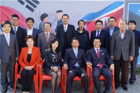 앞쪽 두번째부터 김경자 사무총장, 이찬석 총재, 유현우 사무총장