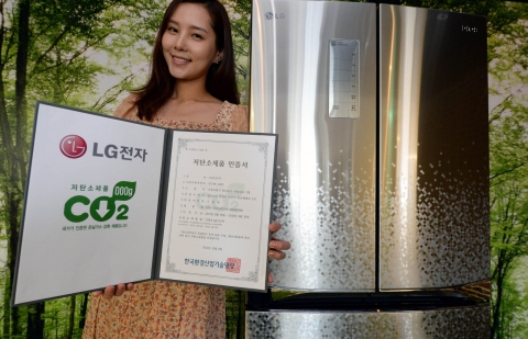 LG전자 김치냉장고 디오스 김치톡톡(모델명: R-D413PFSM 포함) 신제품이 김치냉장고 업계 최초로 저탄소제품인증을 받았다. 인증을 받은 제품 앞에서 모델이 포즈를 취하고 있다