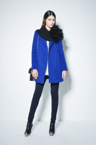 영 캐주얼 브랜드 스위트숲(Sweet SOUP)에서 실용적인 집업 코트를 선보였다.