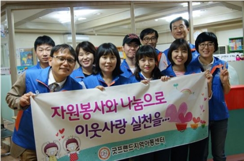 신한금융투자 유성지점(지점장 김미라)은 굿프랜드지역아동센터(시설장 이창희)에서 방과후 돌봄을 받고 있는 소외계층 아동과 함께 비누만들기 체험과 결식아동 무료급식 현장에서 구슬땀을 흘렸다.