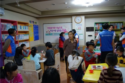 신한금융투자 유성지점(지점장 김미라)은 굿프랜드지역아동센터(시설장 이창희)에서 방과후 돌봄을 받고 있는 소외계층 아동과 함께 비누만들기 체험과 결식아동 무료급식 현장에서 구슬땀을 