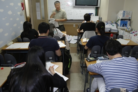 신우성논술학원에서는 11월 8일 수능 다음날부터 각 대학별로 논술시험 전날까지 날마다 하루 8시간씩 집중 논술 파이널 특강을 개설한다.