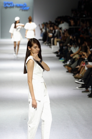 서울패션위크 마지막 날인 23일 여의도 IFC몰에서 열린 패션 웨어러블 디바이스 친절한 노트3 + 기어 패션쇼에서 런웨이에 오른 모델들이 갤럭시 노트3, 갤럭시 기어와 함께 활동적