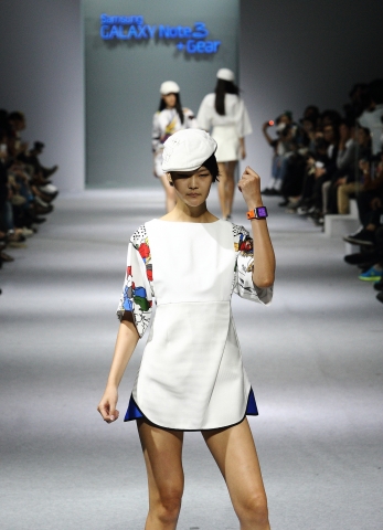 서울패션위크 마지막 날인 23일 여의도 IFC몰에서 열린 패션 웨어러블 디바이스 친절한 노트3 + 기어 패션쇼에서 런웨이에 오른 모델들이 갤럭시 노트3, 갤럭시 기어와 함께 활동적