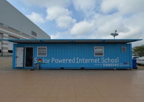 태양광에서 얻은 전력으로 대형 디스플레이와 노트북을 구동시켜 양방향 멀티미디어 교육을 진행할 수 있는 태양광 인터넷스쿨