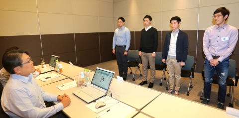 LG유플러스는 기존 정장차림의 딱딱한 면접 관행에서 벗어나 지원자의 개성을 표현할 수 있는 자유 복장 차림의 면접을 실시했다.