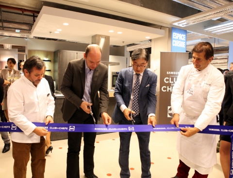 다띠(Darty) 최고경영자(CEO) 레지스 슐츠(Regis Schultz)(왼쪽 두번째)와 
클럽드쉐프 소속 주방장 및 삼성전자 CE부문 윤부근 대표(왼쪽 세번째)가 프랑스 파리