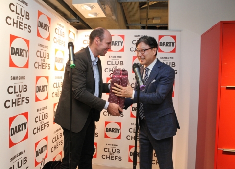 다띠(Darty) 최고경영자(CEO) 레지스 슐츠(Regis Schultz)(왼쪽)와 삼성전자 CE부문 윤부근 대표(왼쪽 세번째)가 양사의 협력을 기념하고 있다.
