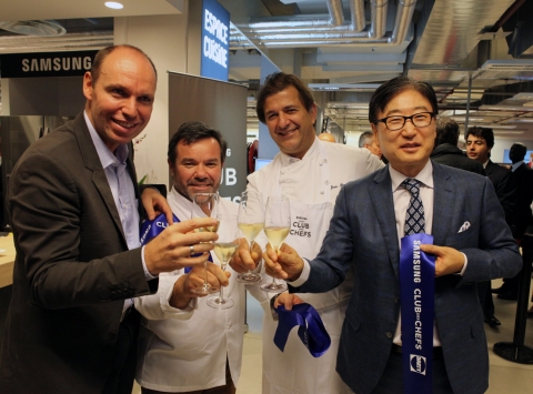 삼성전자와 다띠(Darty)는 23일(현지시각) 프랑스 파리에서 LFD와 태블릿을 매장에 설치해 소비자들이 더욱 편리하게 제품 정보를 알아보고 구매할 수 있는 프리미엄 디지털 매장