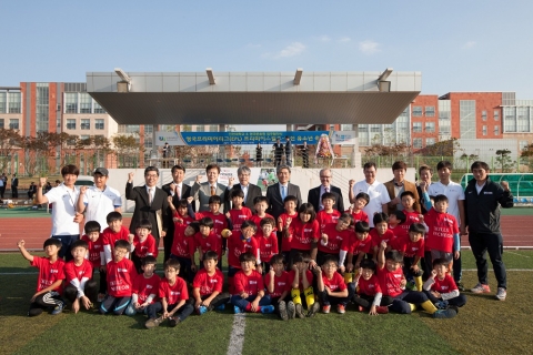 영국문화원 마틴 프라이어 원장과 인천대학교 최성을 총장이 프리미어 스킬즈 유소년 축구교실에 참여하는 송도지역의 어린이들과 함께 파이팅을 외치고 있다.