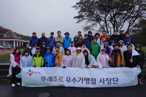 CJ푸드빌이 운영하는 재료부터 다른 건강한 베이커리 뚜레쥬르가 우수가맹점 대상 뚜레쥬르 상생협력단 4기를 선정, 제주도 CJ나인브릿지에서 소통과 화합, 협력의 시간을 가졌다.