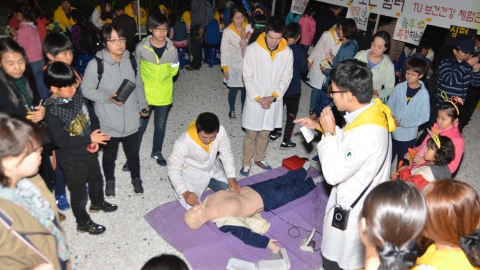 동명대 진학설명회가 한층 진화하고 있다. 사진은 지난 10월 12일 은하축제에서의 동명대 6개 학과 부스 운영장면이다.