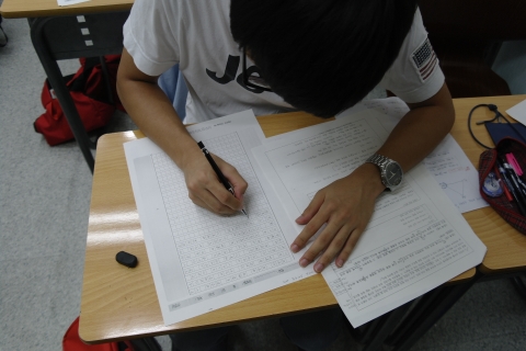 신우성논술학원에서는 11월 8일 수능 다음날부터 각 대학별로 논술시험 전날까지 날마다 하루 8시간씩 집중 논술 파이널 특강을 개설한다.