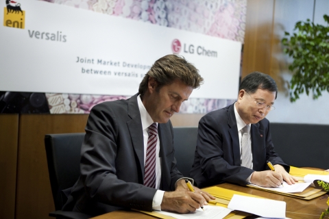 LG화학 CEO 박진수 사장(사진 오른쪽)과 이탈리아 베르살리스社 다니엘레 페라리 사장(사진 왼쪽)이 이탈리아 밀라노에 위치한 베르살리스 본사에서 유럽 시장 개척을 위한 양해각서(MOU)에 서명하고 있다.