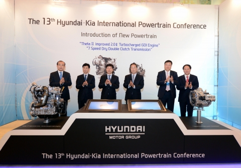 신엔진과 변속기 앞에서 참석자들이 포즈를 취하고 있는 모습. 왼쪽부터 협력사 정병기 사장(계양정밀), 현대기아차 김우태 상무, 문대흥 전무, 김해진 사장, 김정준 전무, 협력사 남정민 사장(평화바레오).